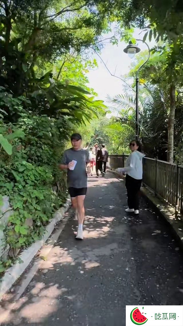 最近，有网民在小红书上发布了一段在太平山巧遇梁朝伟独自一人跑步的影片。