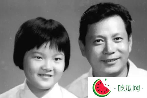 洪晃的家世深扒，她的亲父亲是谁？