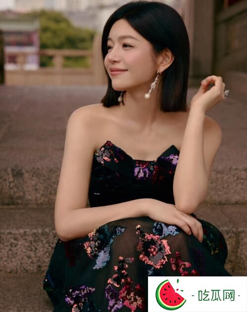 陈妍希亮相时装周红毯 绽放闪耀的魅力