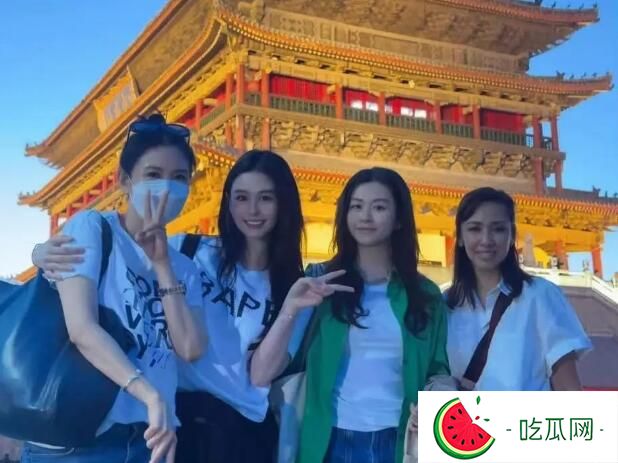 邱淑贞带2个女儿游西安 母女神似姐妹