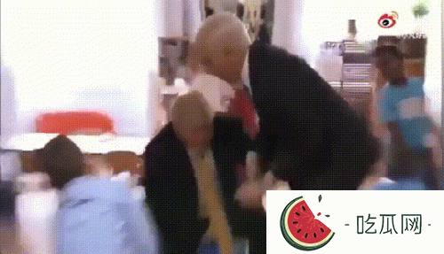 特朗普被拖出白宫的视频是真的假的？视频画面gif