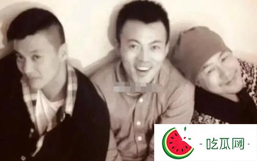 张颂文周一围两个人是同学关系吗？旧合照曝光