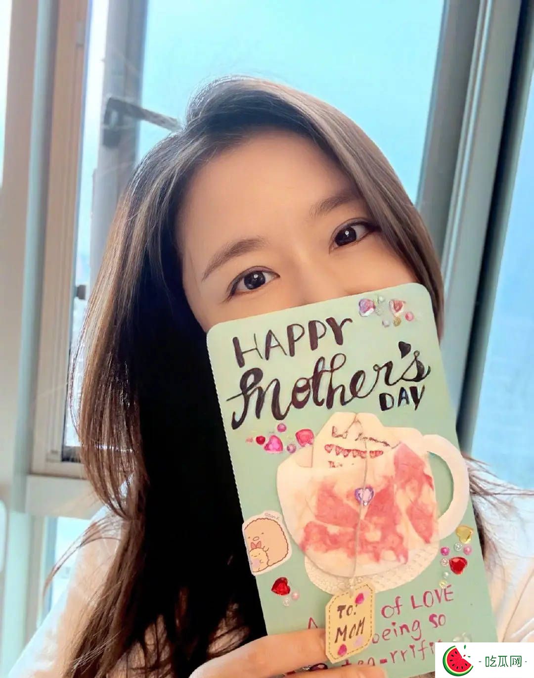 林心如晒8岁女儿手写卡片：我是幸福的