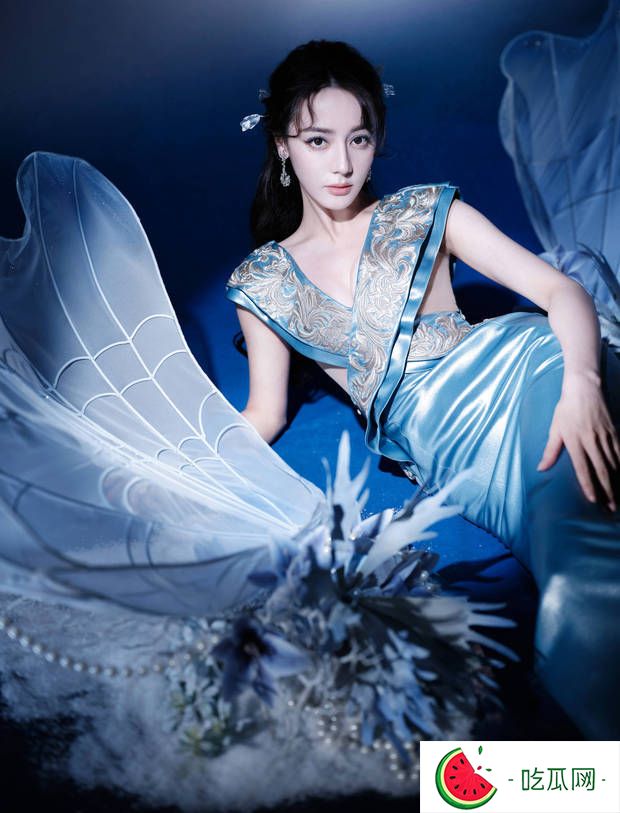 迪丽热巴蓝裙造型美出新高度，缎面裙摆摇曳似海螺公主！