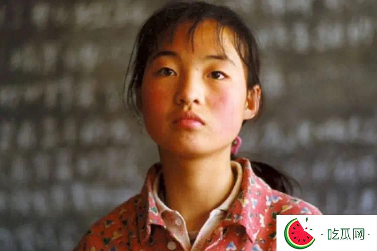 她和章子怡同时成名，却被张艺谋嫌“太丑”而退圈，如今凭实力，再次实现逆袭