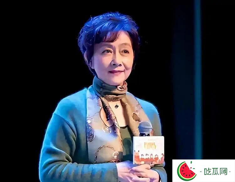 荧幕上的好母亲，现实却干涉儿子的一切，儿子宁愿睡桥洞也不回家