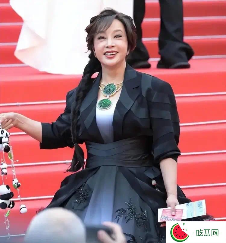 74岁刘晓庆否认偷漏税，被传百亿身家背后是无儿无女，养老钱被偷
