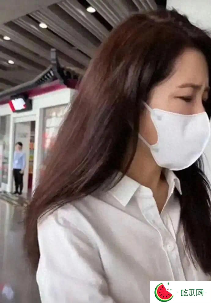 曾黎机场落泪！曾靠美貌“征服”众人,如今为何上演“苦肉计”
