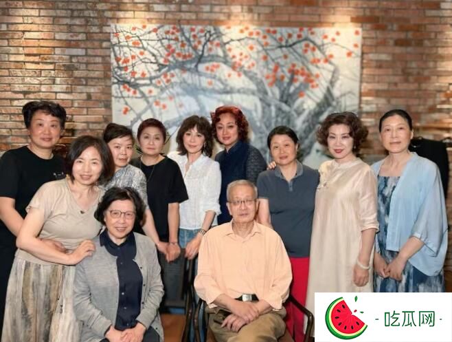 刘嘉玲回苏州参加同学会 晒与老师、同学合影