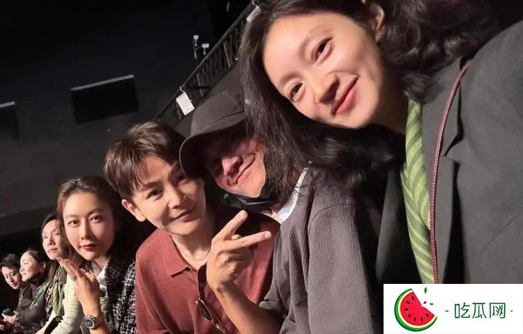 文章参加中戏同学会合照曝光，沈佳妮素颜出镜，满脸笑容略显衰老