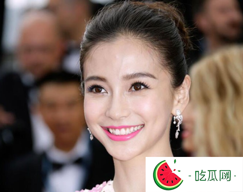 Baby录节目跳舞太卖力 转圈站不稳裙摆飞起露长腿引羡慕