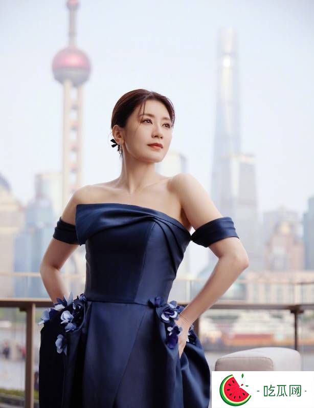 贾静雯穿蓝裙秀光滑美背，气质沉稳优雅诠释熟女魅力