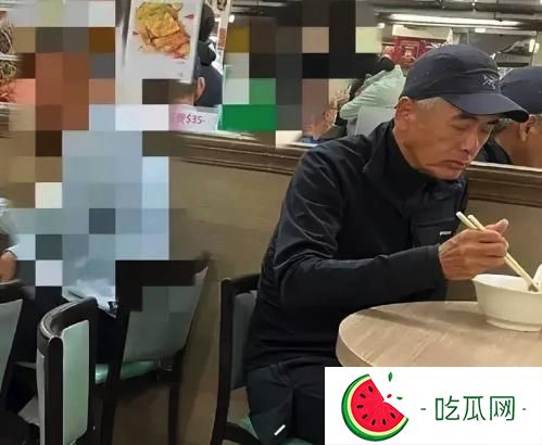 网友吃早餐偶遇周润发，发哥态度亲和主动拿手机和路人合影
