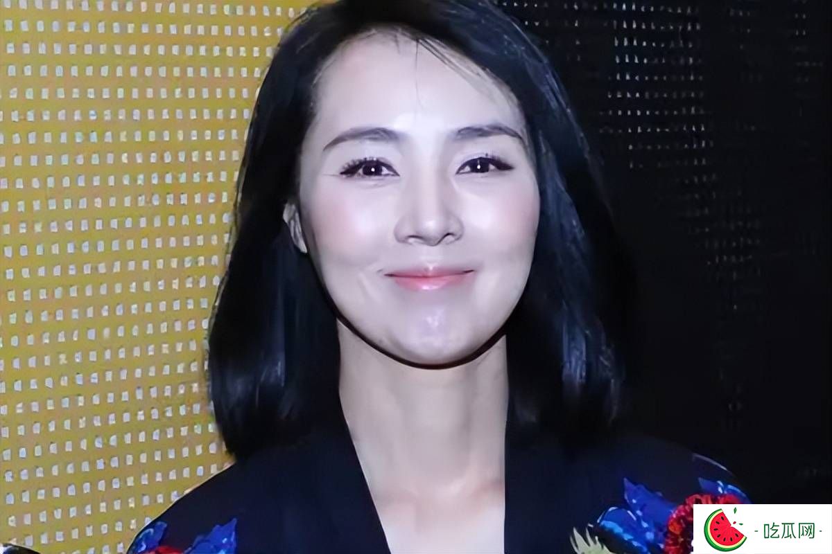 她掌掴陈宝国，艳压章子怡，姜文“一脱成名”，52岁至今未婚
