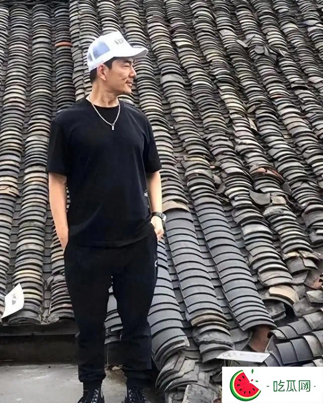 58岁任贤齐现状：回武汉翻修老宅，把父母宠成宝，一家六口很幸福