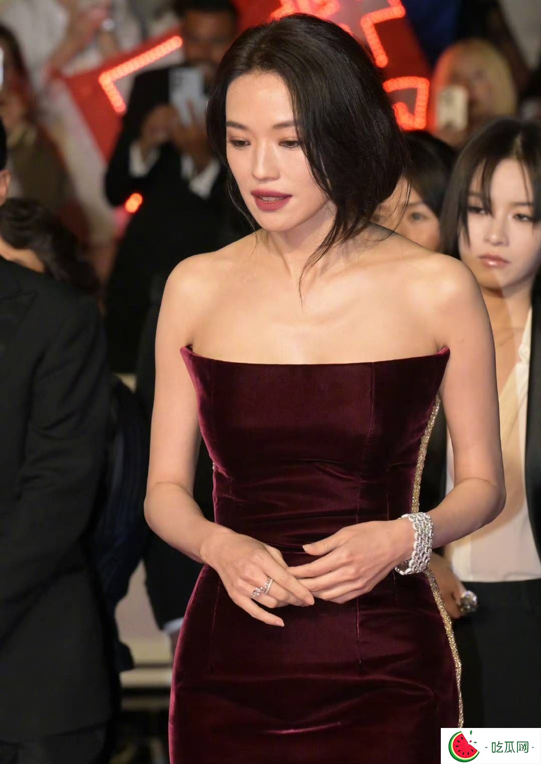 舒淇戛纳红毯造型引热议，网友盛赞“永远的女神”