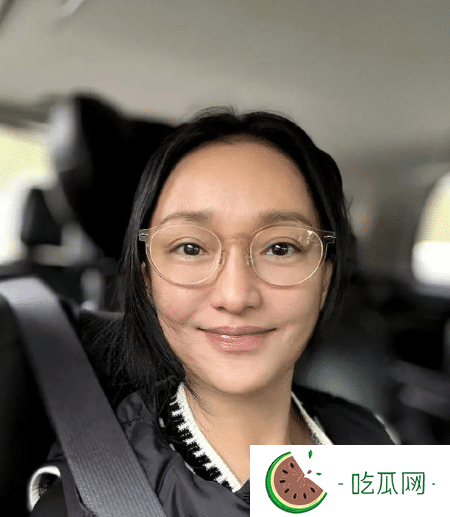 50岁周迅为何如此苍老？无美颜皱纹满脸，宛如乡村老妪