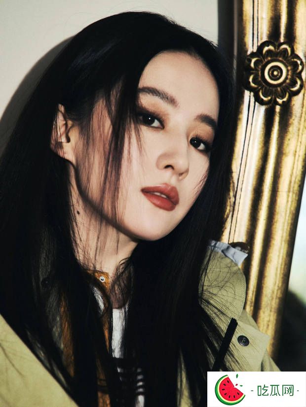 搜狐娱乐讯 5月23日，刘亦菲一组时尚大片释出，照片中她穿工装外套配短靴酷飒十足，黑长直造型直接化身摩登女王，时尚感满满。