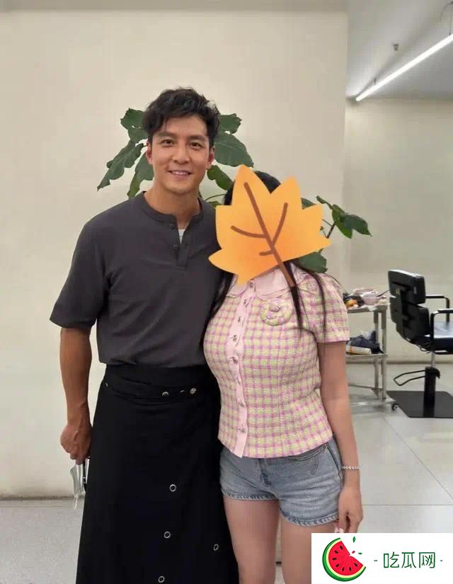 吴彦祖上海理发店又给顾客洗头，各行各业都干，就是不拍戏了