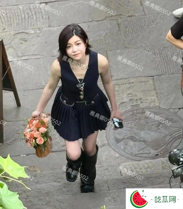 重庆偶遇陈妍希，40岁的她身材比之前略有发福，短圆的苹果脸显年轻