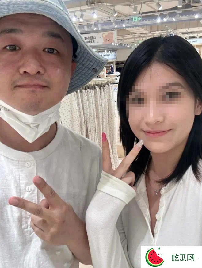 包文婧生娃才5天！和老公女儿三里屯逛街，顺产恢复的比孕前还瘦