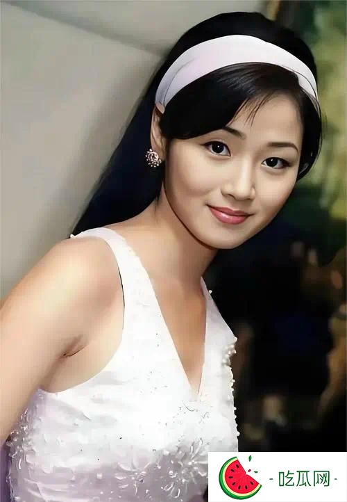 万绮雯现状：55岁肤白貌美无儿女，和丈夫长住内地，义子长得很帅