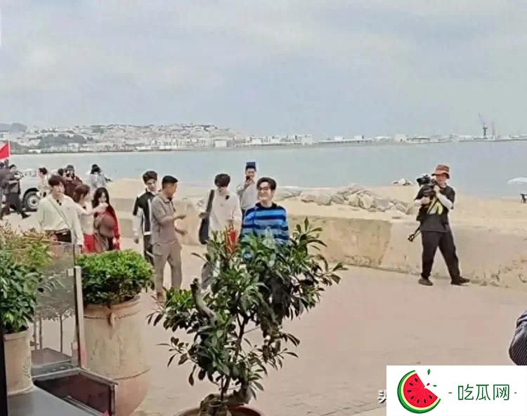 中餐厅9路透，黄晓明条纹衫厚底鞋打扮帅气，被吐槽是老人装年轻