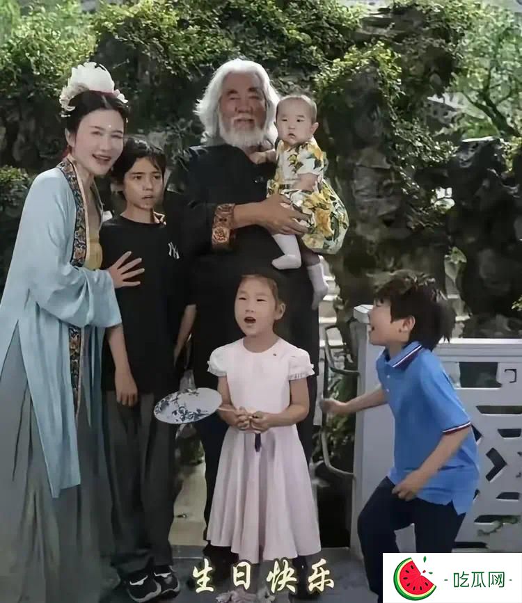 74岁张纪中黑脸训斥老婆：3个保姆都不敢劝架，游客也被吓的远离