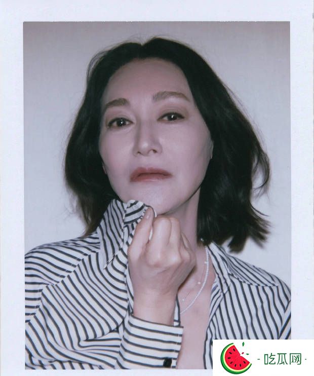 搜狐娱乐讯 5月26日，惠英红一组撕拉片美照释出，照片中她穿条纹衬衣简约松弛，短发造型干练酷飒。花式摆姿势明媚灵动。