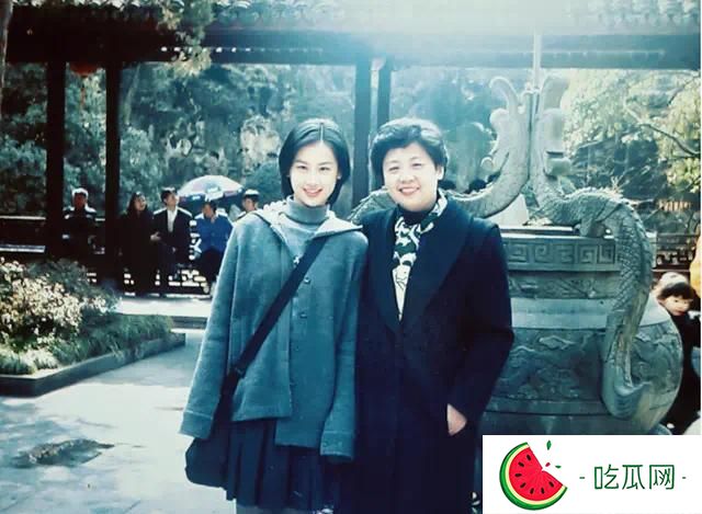 看黄圣依与母亲的相处模式才明白：婚姻不幸与“控制欲母亲”有关