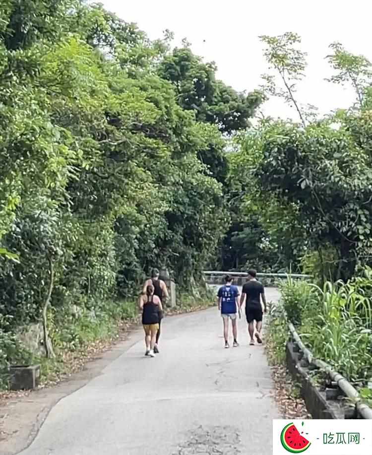 70岁周润发在香港爬山，面容沧桑了好多，皮肉松弛，气势依然很强