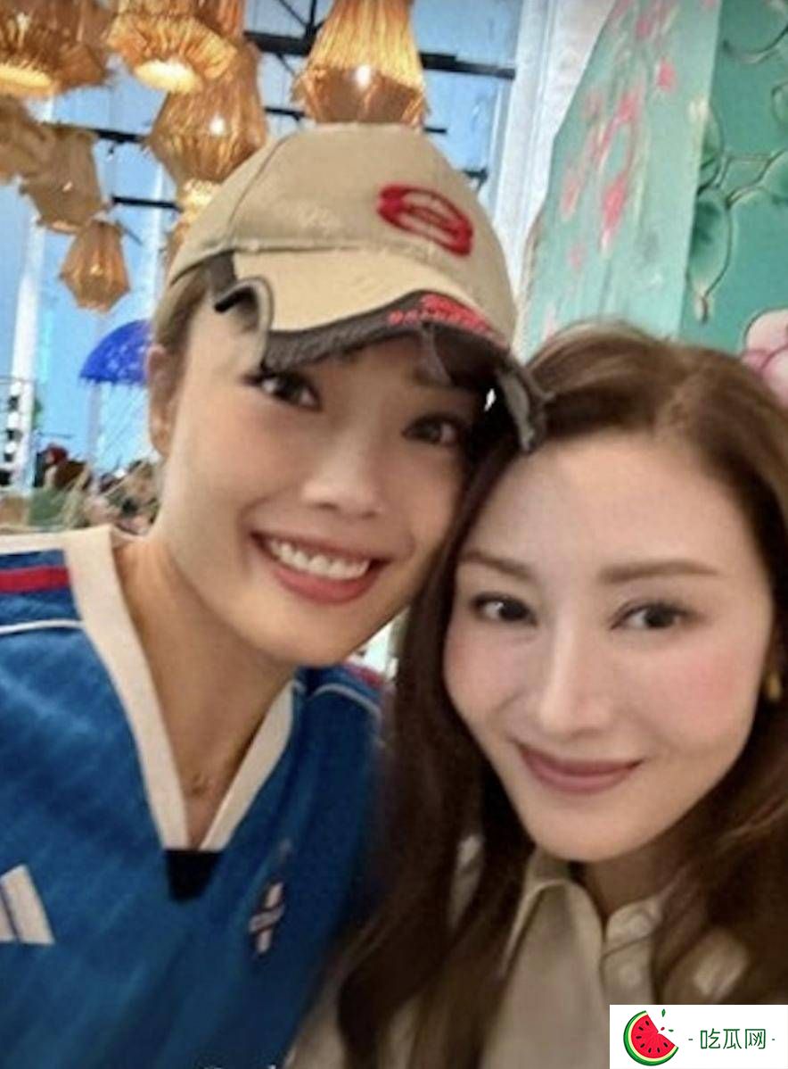 54岁李嘉欣现身伦敦健身房，法令纹明显仍很美，长居当地陪仔读书