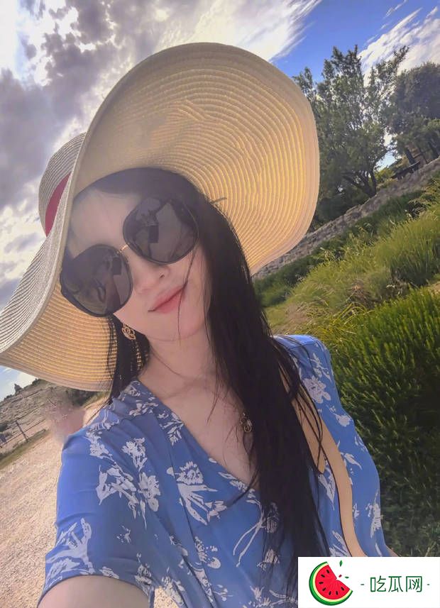 刘亦菲蓝裙碎花配素颜，清新明媚似少女