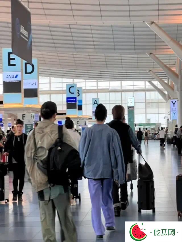 王菲回国为李嫣庆生，与谢霆锋现身机场，55岁打扮时髦体态绝佳