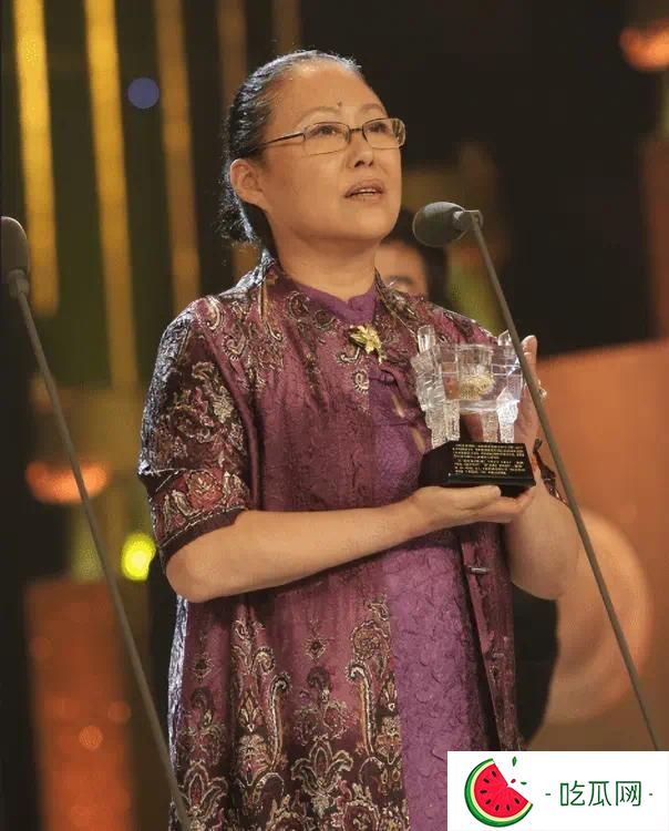斯琴高娃，瑞士丈夫去世后，她被永久取消“国家一级演员”头衔