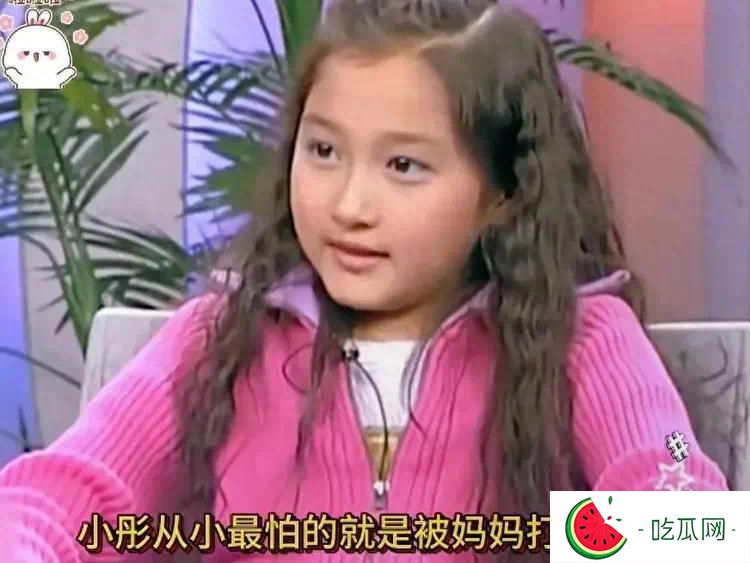 关晓彤现身山东农贸市场，发传单无人理，颜值是真的开始下滑