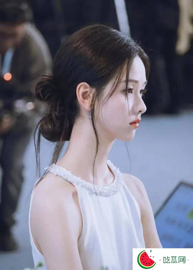 陈都灵“排骨胸+金刚肩”，时尚盛典引热议：健康美才是真时尚