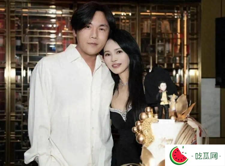 伊能静和秦昊出行，都穿着拖鞋，松弛随意，力破婚姻有变的传闻