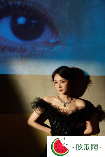 杨幂穿黑裙戴绿宝石项链 光影间演绎奢华贵气