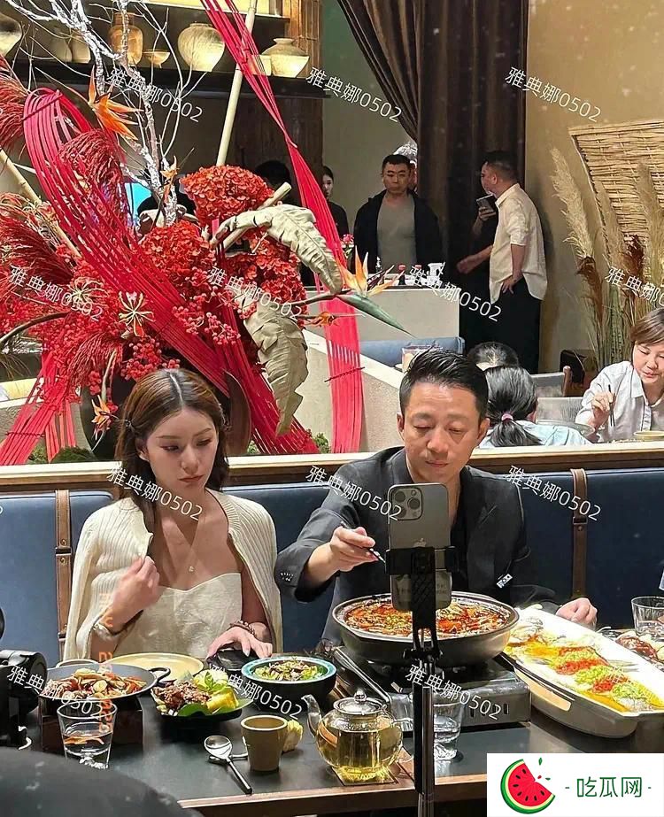 汪小菲本人不年轻皮肤也不太好，他跟老婆吃饭面前也要摆手机直播