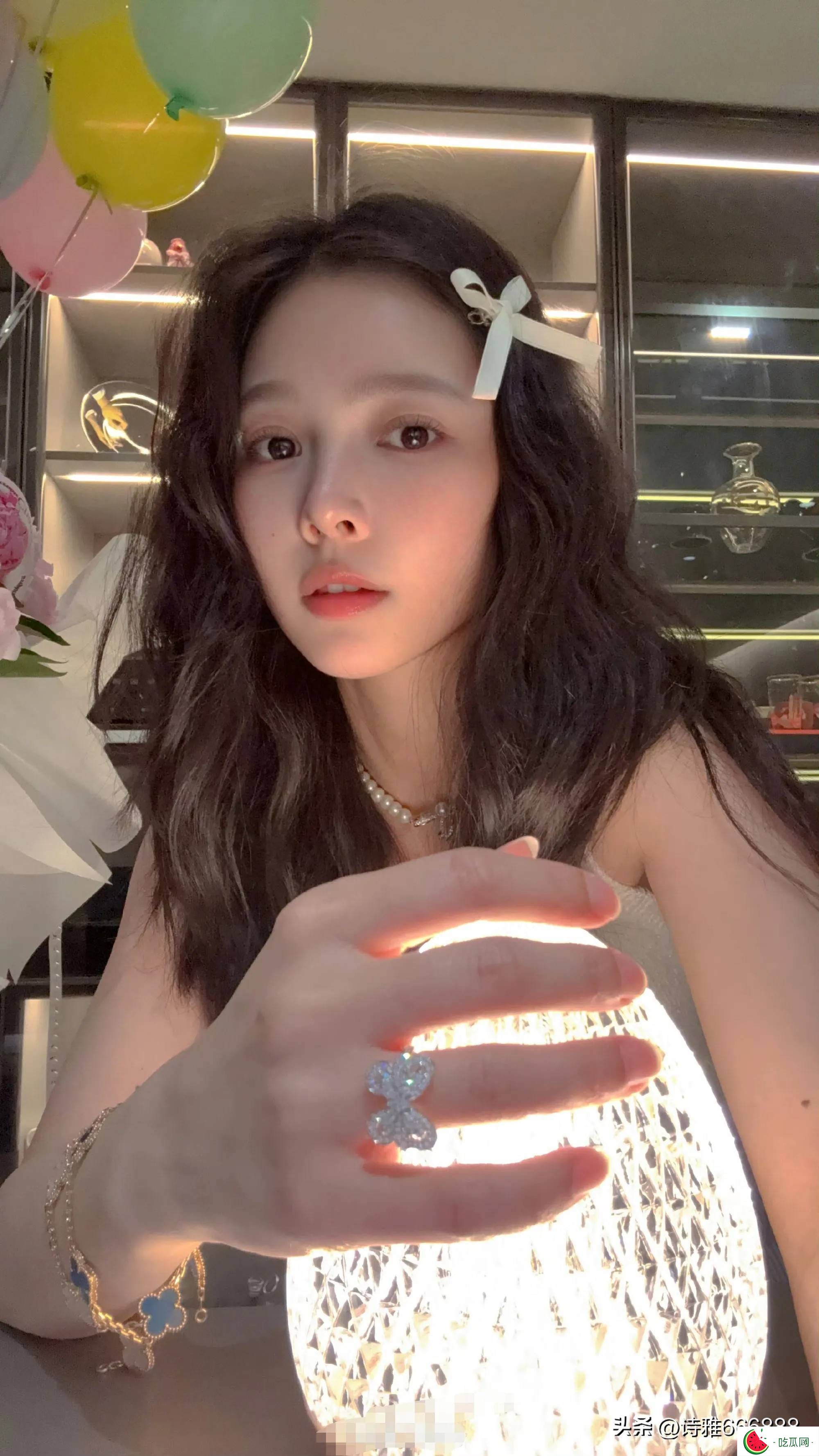 杜淳老婆王灿庆37岁生日，烫卷发配蝴蝶结，甜美如17岁少女