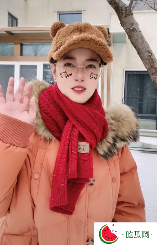周海媚生活现况如何(定居北京20年周海媚兴奋玩雪近照)