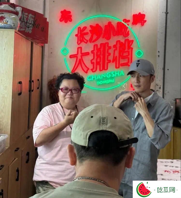 44岁谢霆锋长沙吃平价排档，戴帽子脸又小又秀气，可惜身高是硬伤