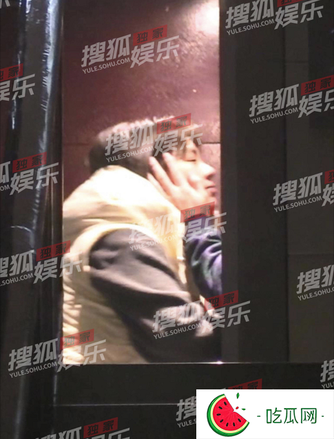 马思纯与男友张哲轩深夜热吻(素颜马思纯满脸幸福回家)