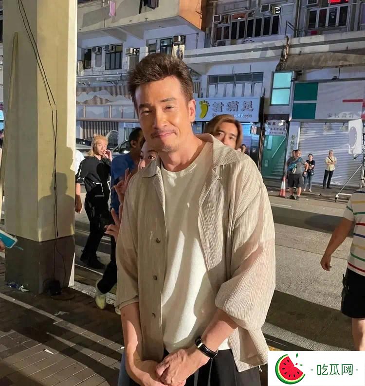 港星陈豪晚上出街，排队买车仔面，穿着袜子和拖鞋，完全不像明星