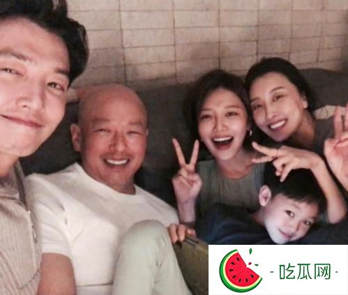 郑敬淏与少女时代崔秀英什么时候在一起的？两人结婚了吗？