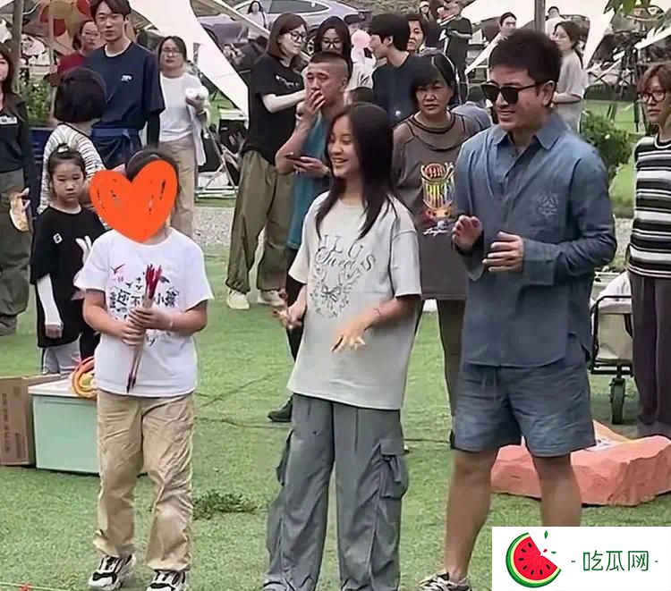 贾乃亮李小璐离婚后首合体引热议：避嫌不避责，女儿成最大赢家