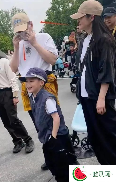 还记得蒋勤勤的两个儿子吗，迷你版陈建斌？