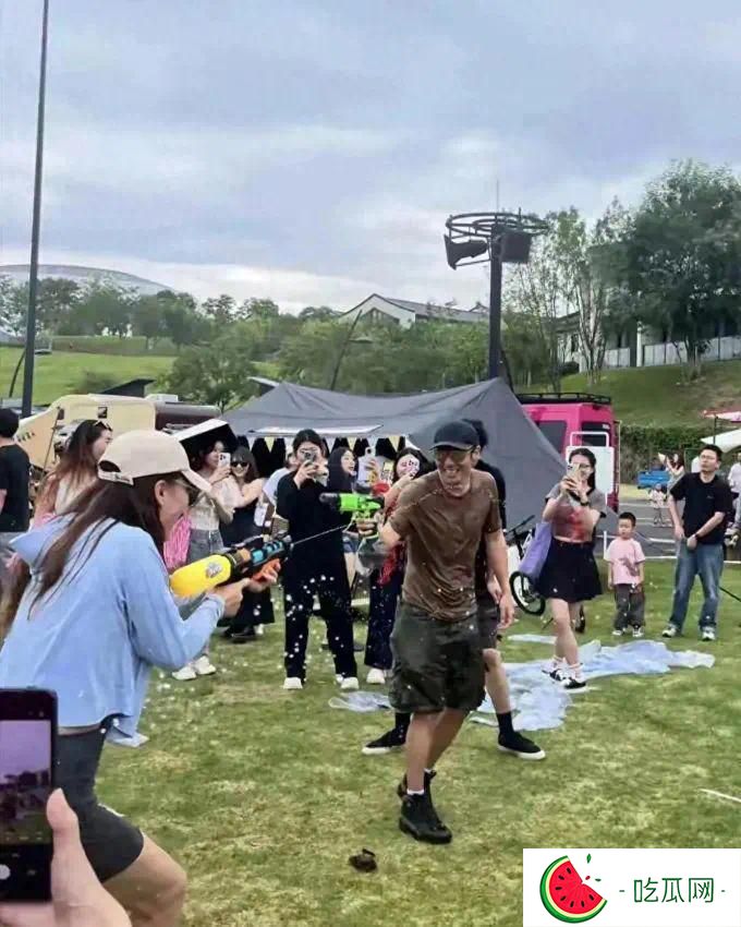 奚梦瑶何猷君带娃过六一！全家打扮低调游港迪，6岁儿子身高优越