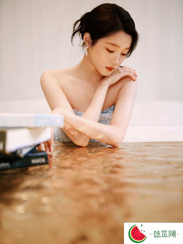 关晓彤蓝色抹胸开叉裙，美腿吸睛，妩媚动人